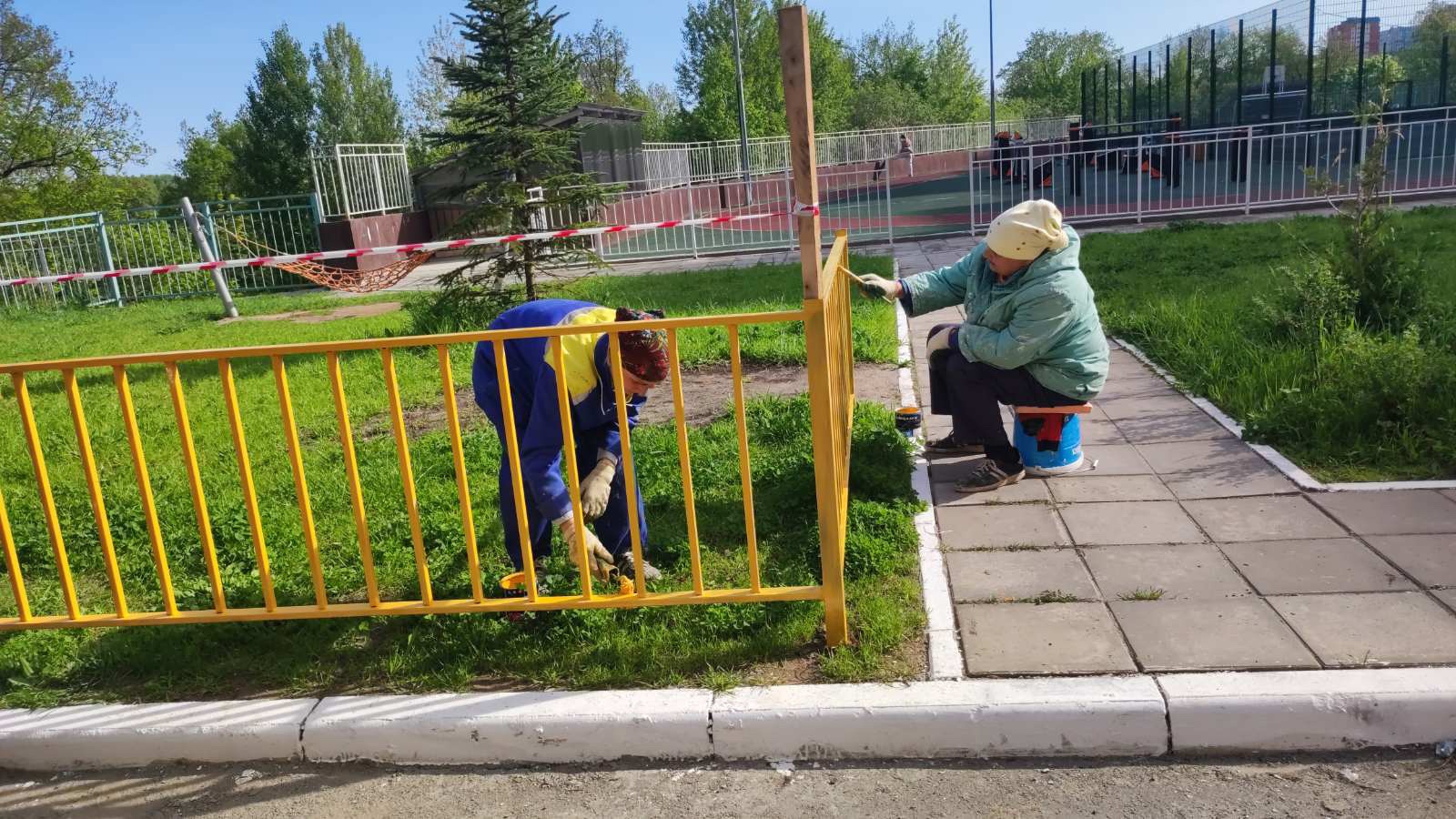 Красивая покраска забора в детском саду